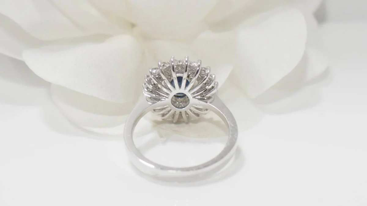Bague double entourage en or blanc, saphir et diamants - Image 5