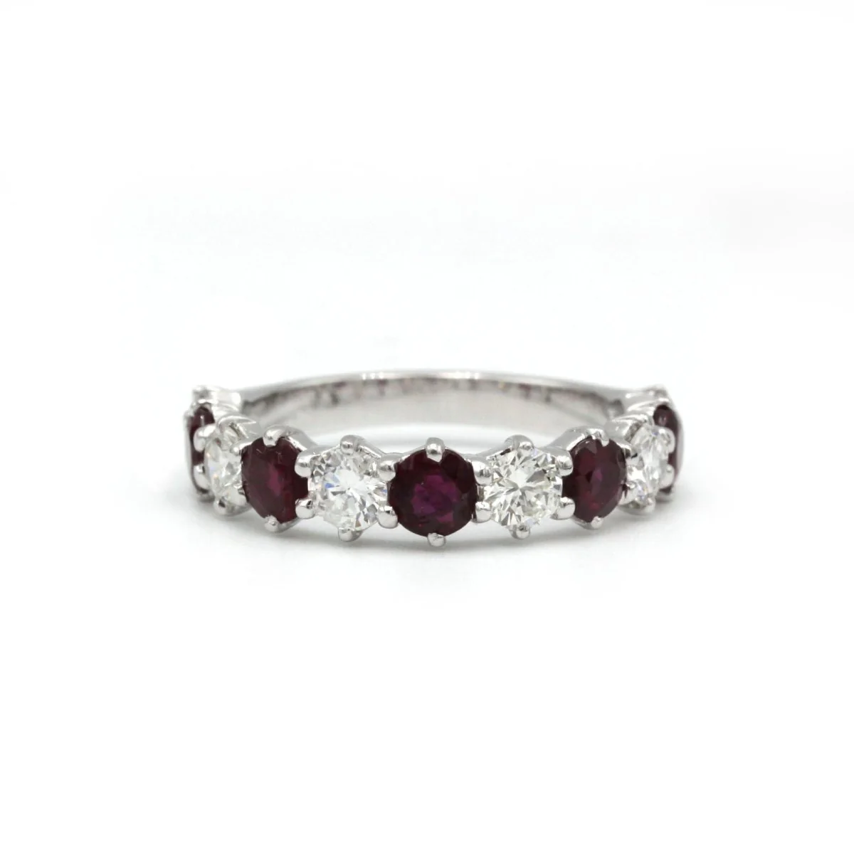 Demi Alliance en or blanc, rubis et diamants