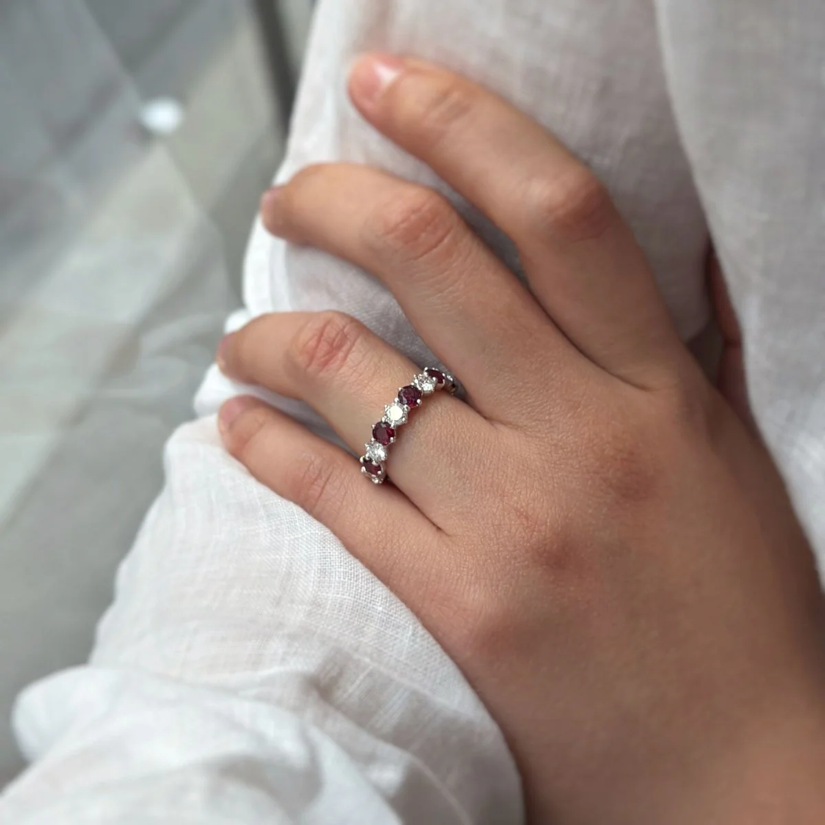 Demi Alliance en or blanc, rubis et diamants - Image 4
