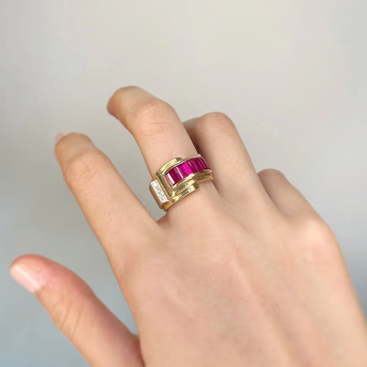 Bague Tank en or jaune, rubis et diamants - Image 2