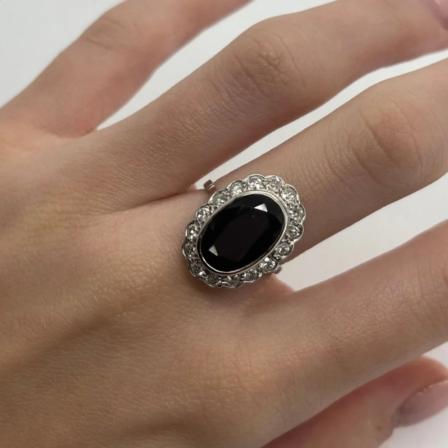 Bague en platine, saphir, et diamants - Image 2