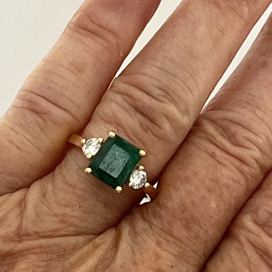 Bague Solitaire en or jaune, émeraude et diamants - Image 2