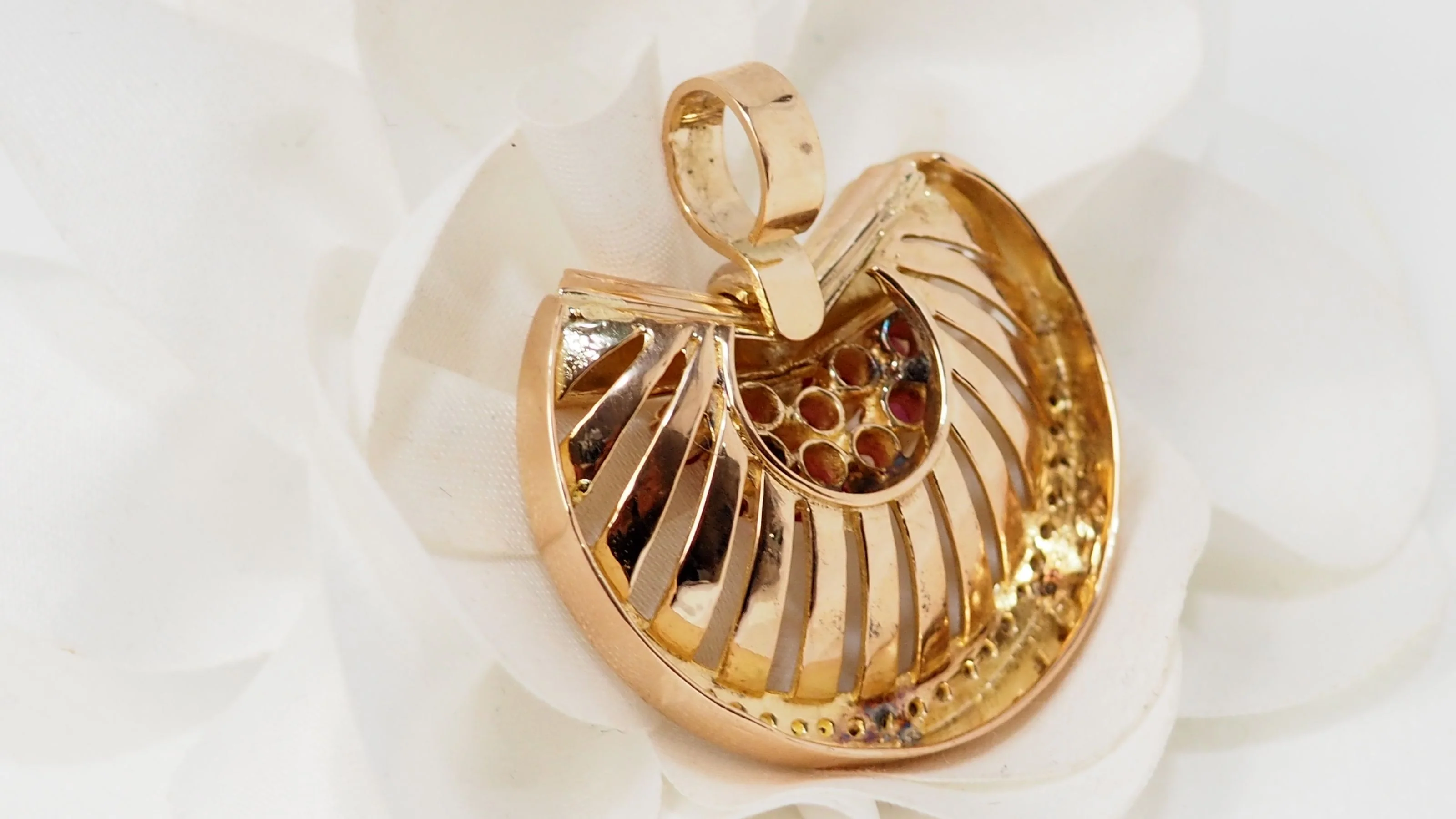 Pendentif en or jaune, rubis et diamants - Image 7