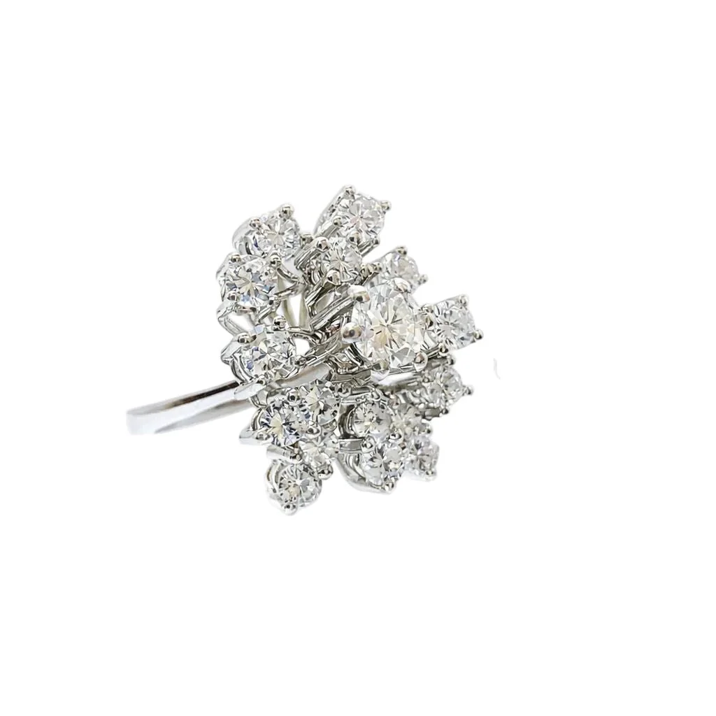 Bague Marguerite en or blanc et diamants - Image 5