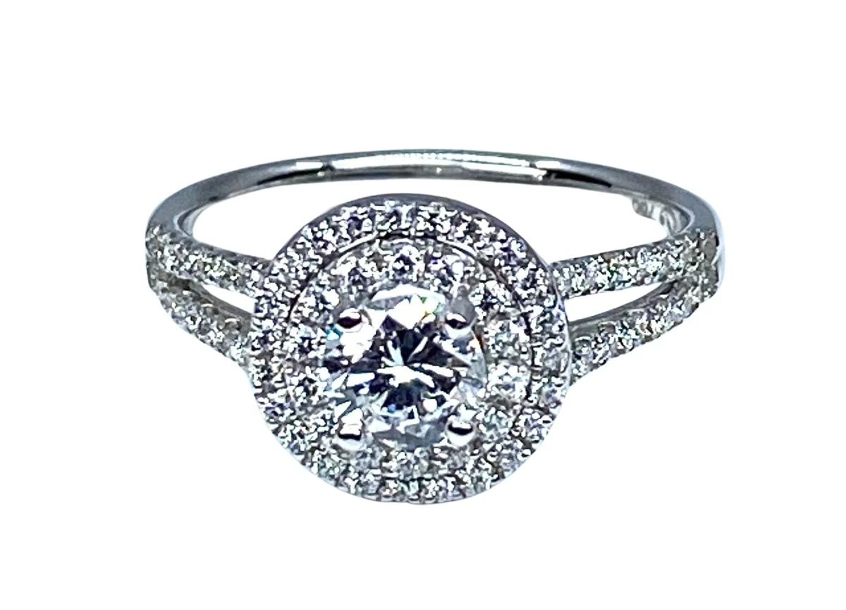 Bague en or blanc et diamant central