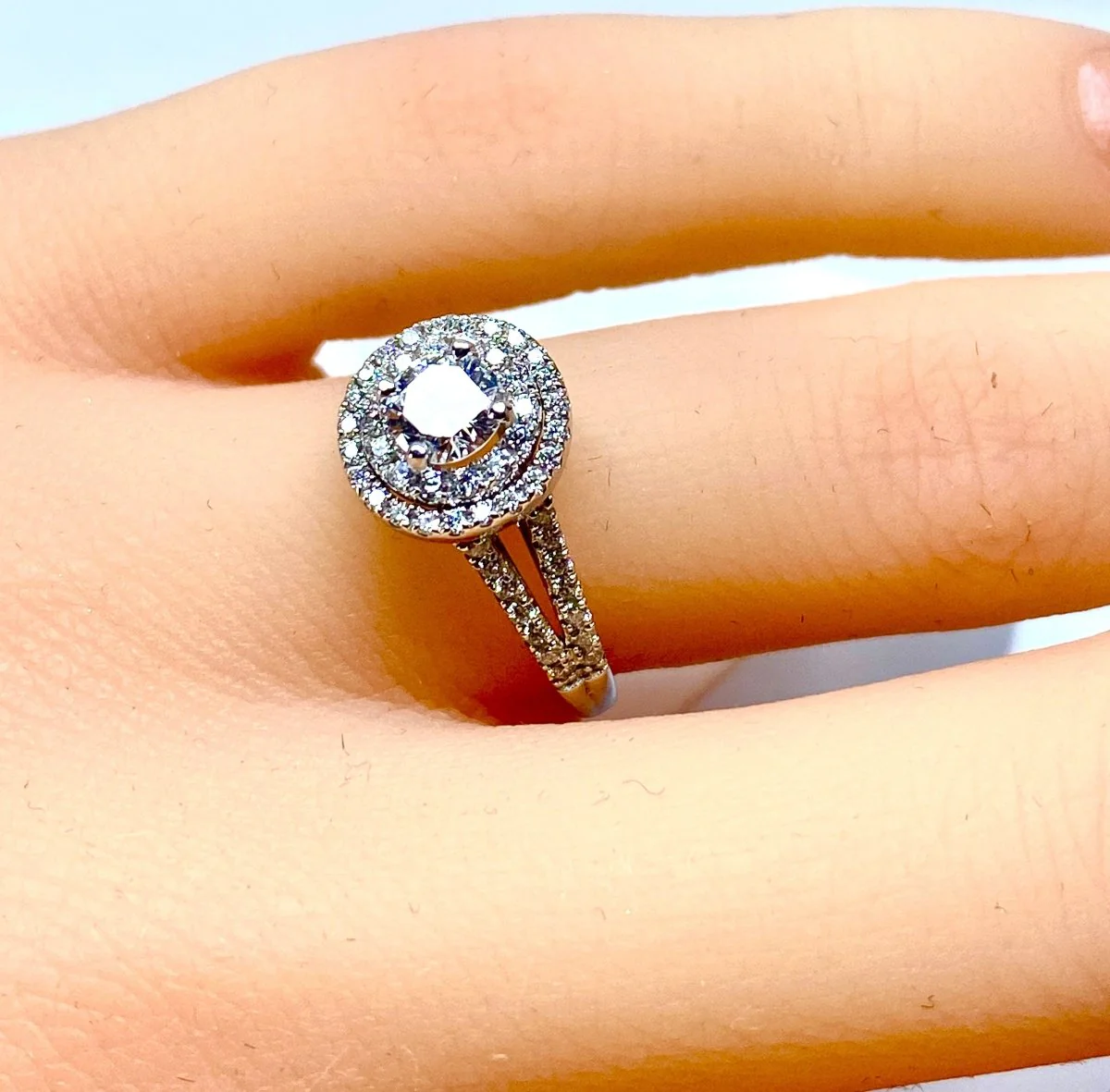 Bague en or blanc et diamant central - Image 9