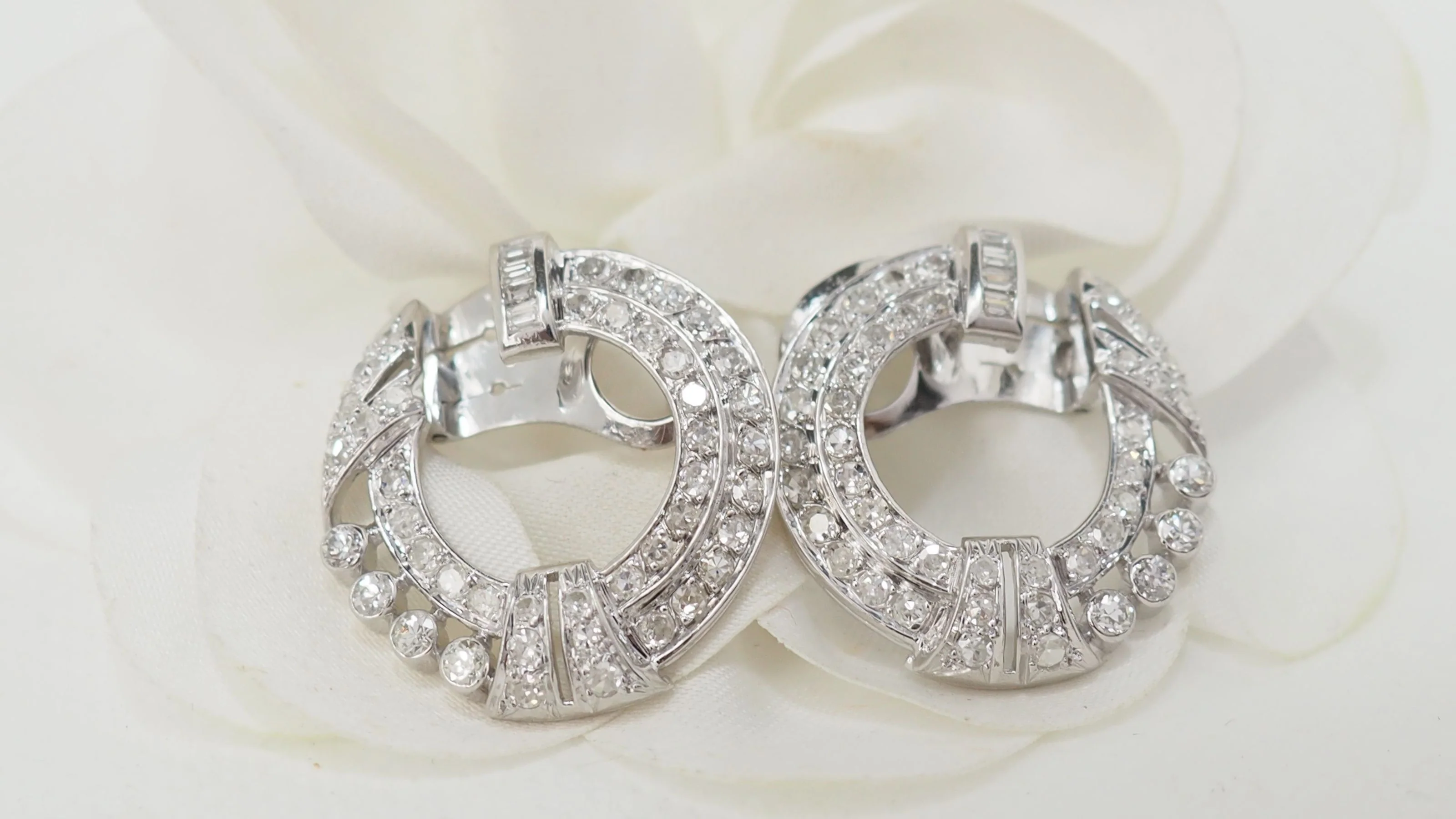 Boucles d'oreilles en or blanc et diamants - Image 3
