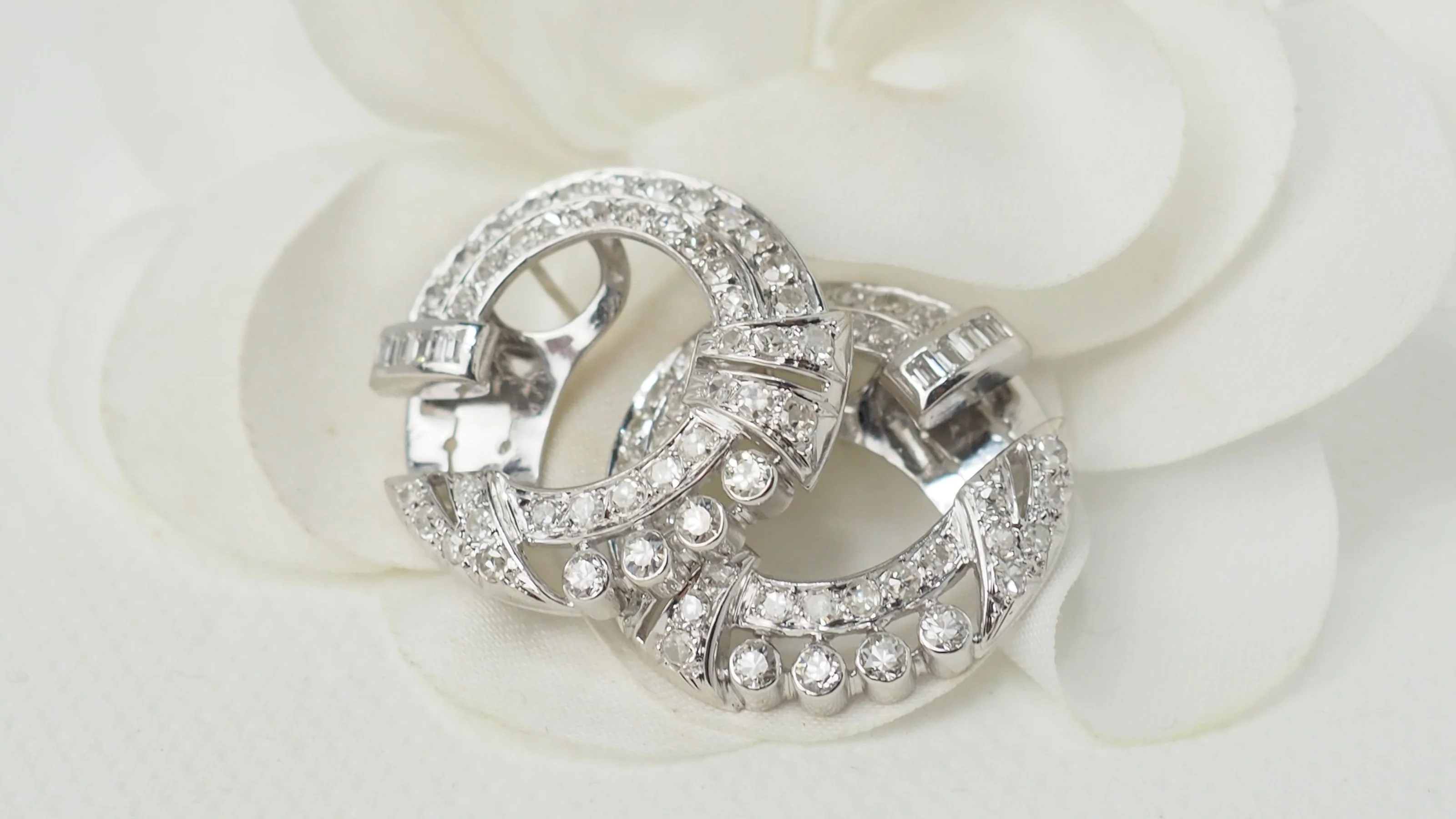 Boucles d'oreilles en or blanc et diamants - Image 4