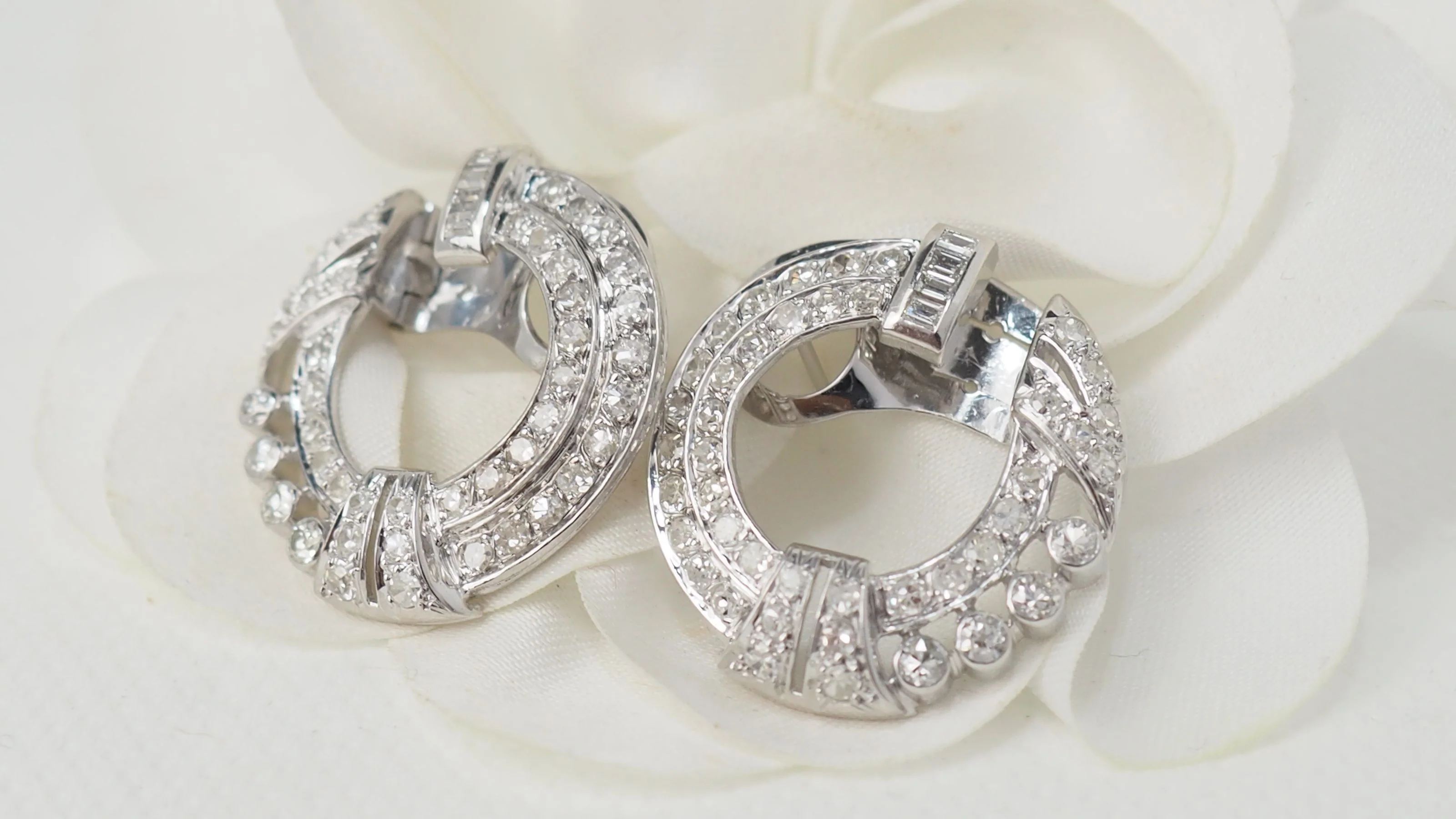 Boucles d'oreilles en or blanc et diamants - Image 5