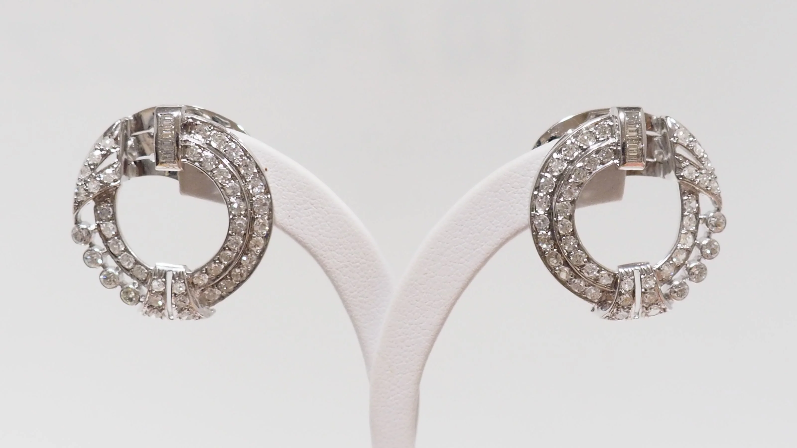 Boucles d'oreilles en or blanc et diamants - Image 6