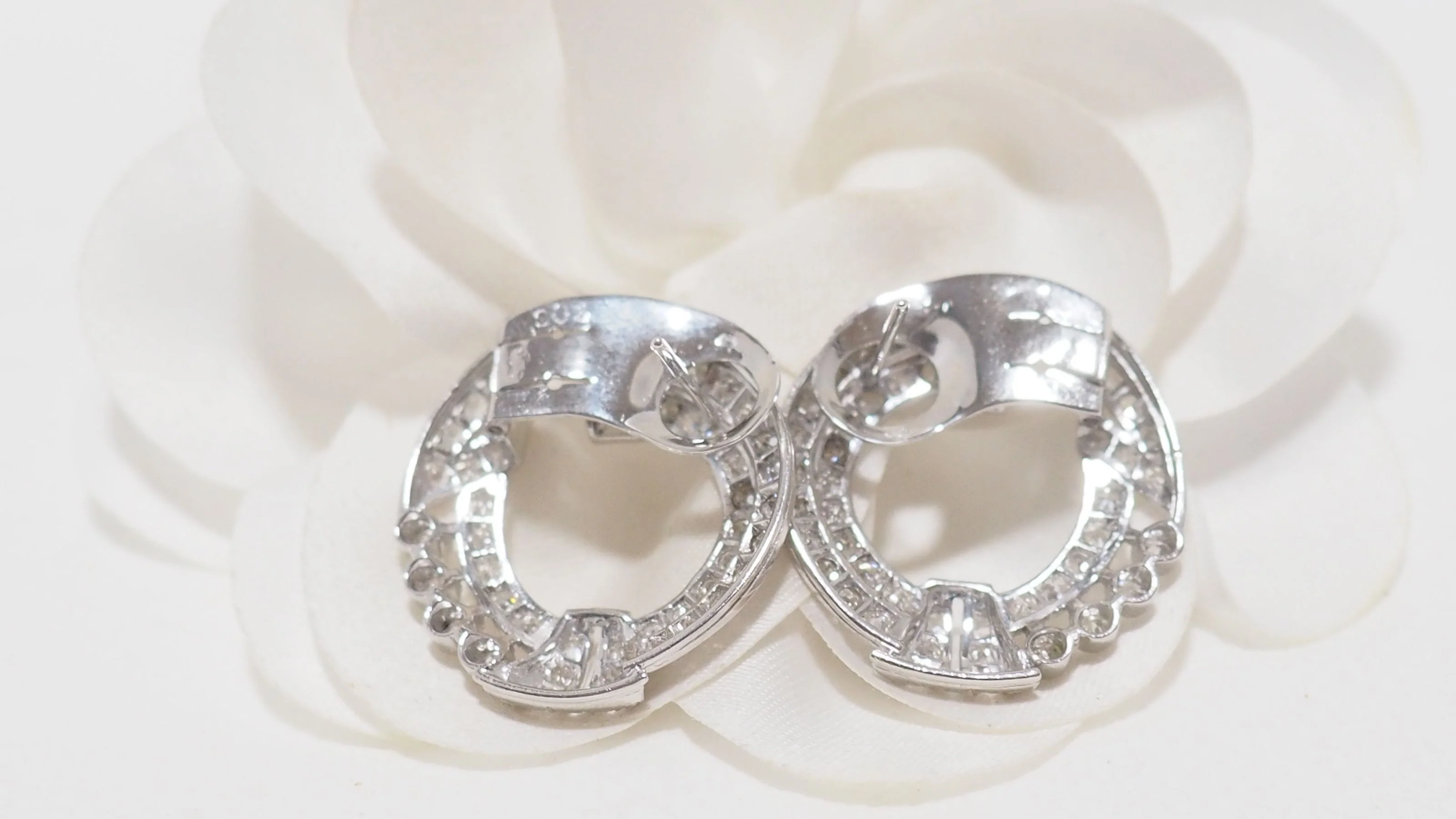 Boucles d'oreilles en or blanc et diamants - Image 7