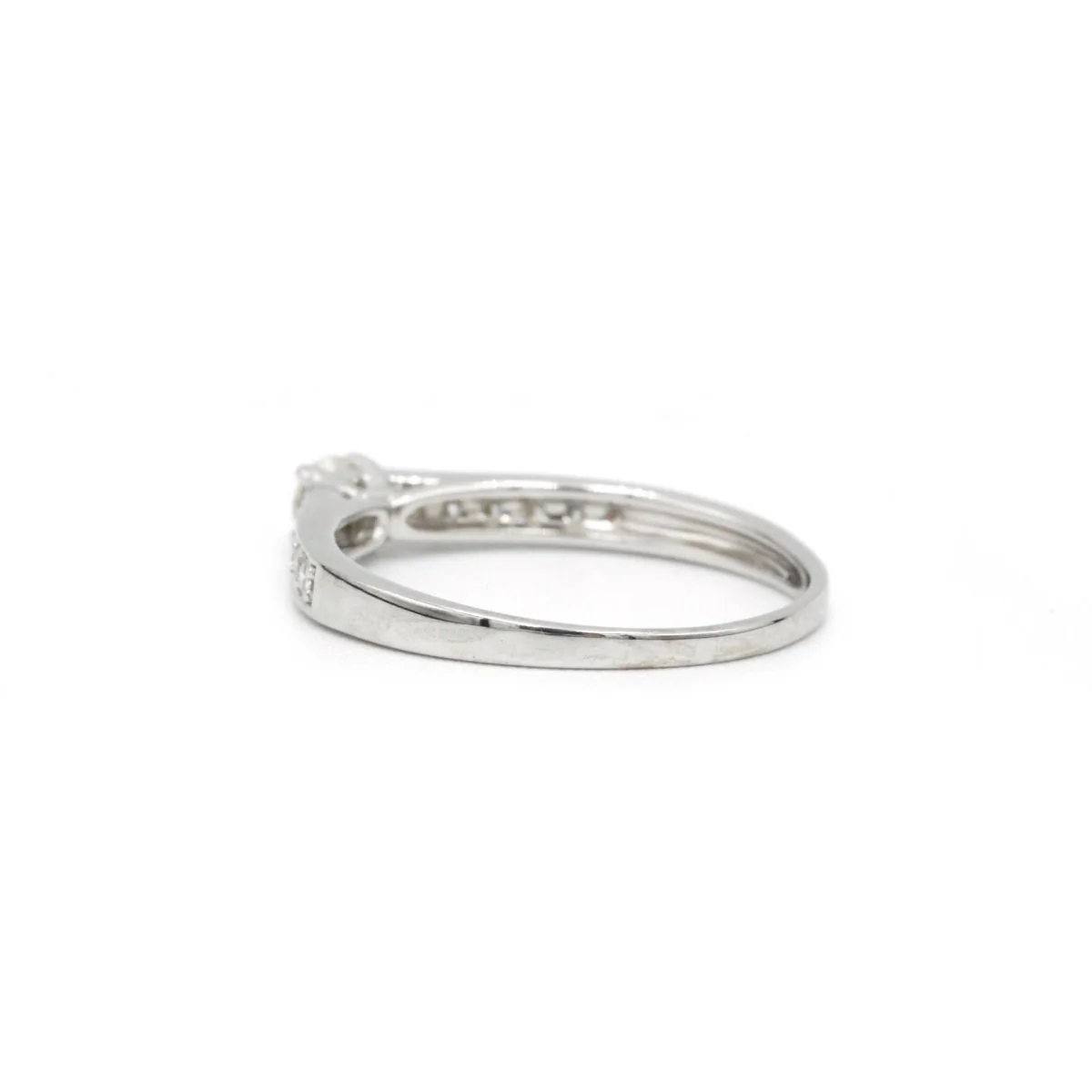 Bague Solitaire en or blanc et diamants - Image 4