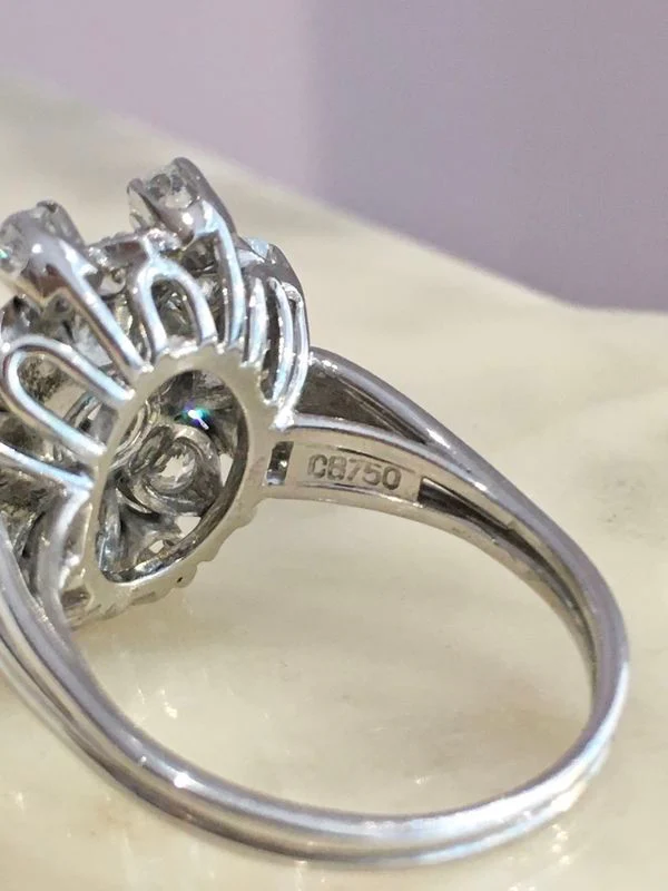 BUCHERER Bague florale en or blanc et diamants - Image 10
