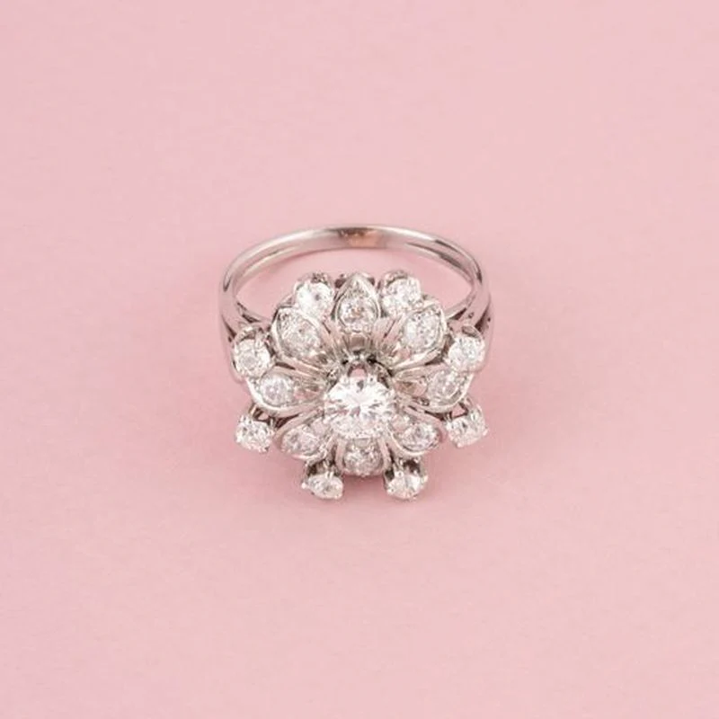 BUCHERER Bague florale en or blanc et diamants - Image 4