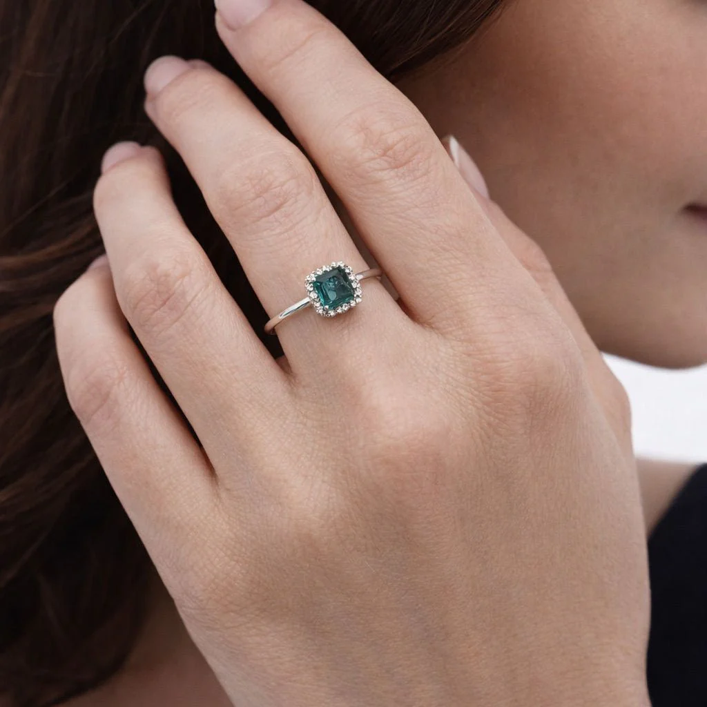 Bague Solitaire en or blanc, émeraude et diamants - Image 2