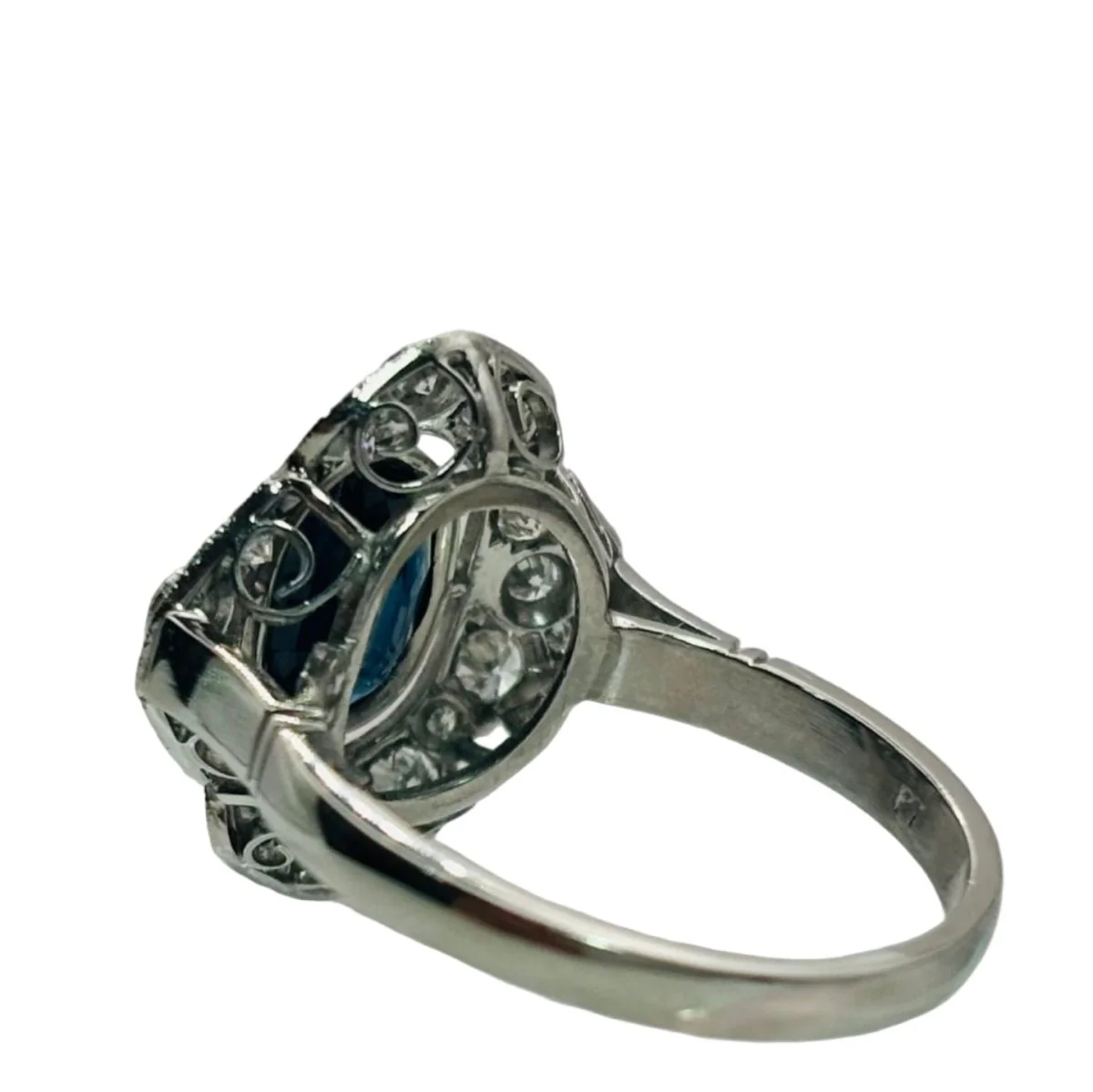 ANILLO EN PLATINO CON UN ZAFIRO CENTRAL Y DIAMANTES. ESTILO ART DÉCO - Image 2