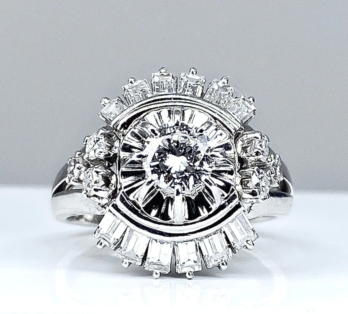 Magnifique bague en platine en diamants baguettes et diamants ronds .