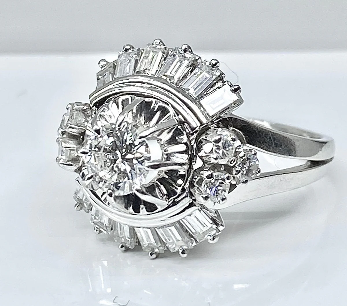 Magnifique bague en platine en diamants baguettes et diamants ronds . - Image 2