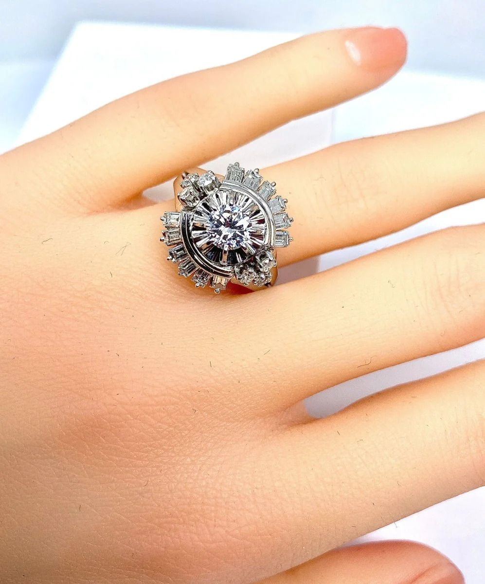 Magnifique bague en platine en diamants baguettes et diamants ronds . - Image 3