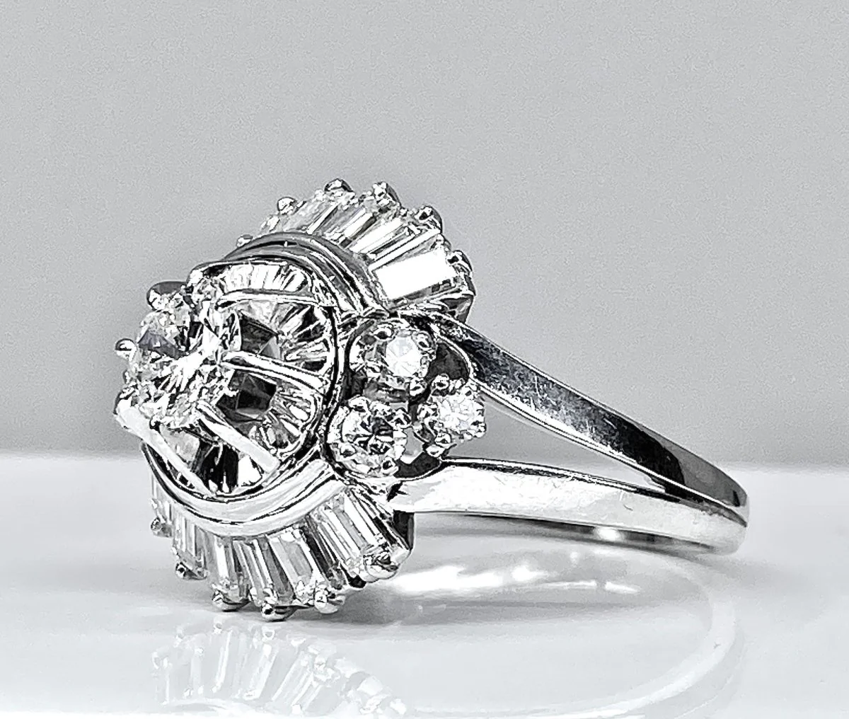 Magnifique bague en platine en diamants baguettes et diamants ronds . - Image 4