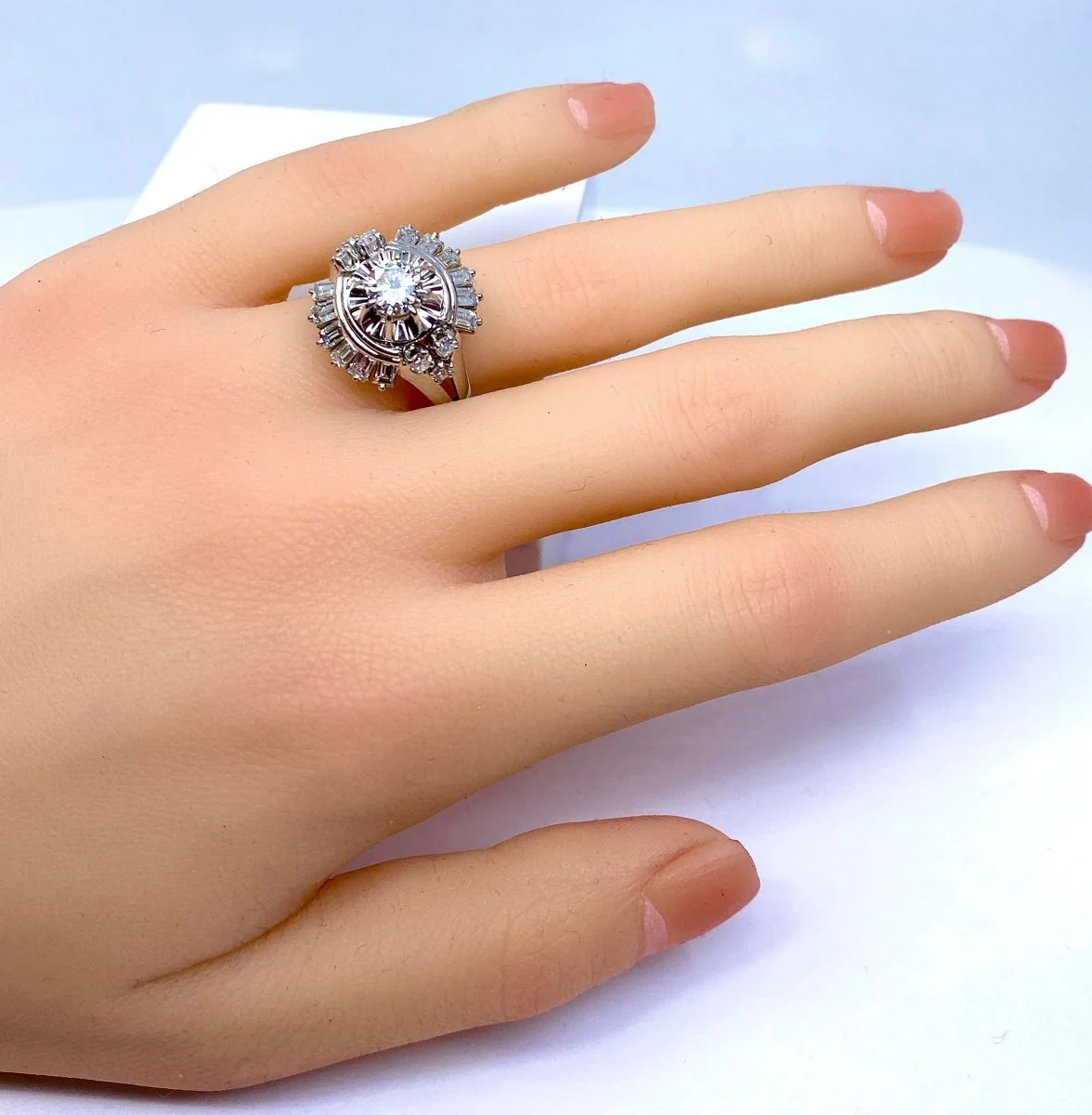 Magnifique bague en platine en diamants baguettes et diamants ronds . - Image 5