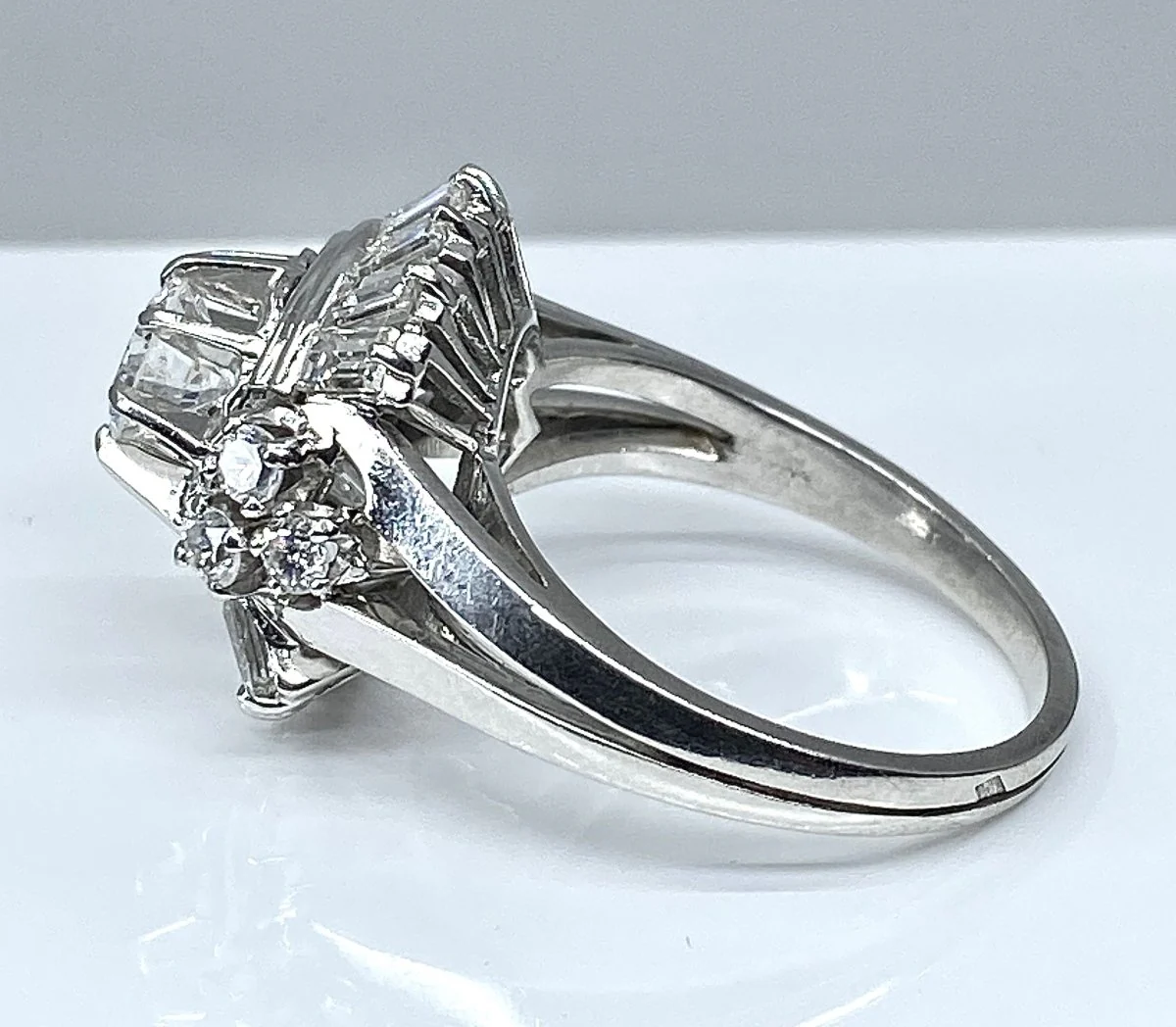 Magnifique bague en platine en diamants baguettes et diamants ronds . - Image 6