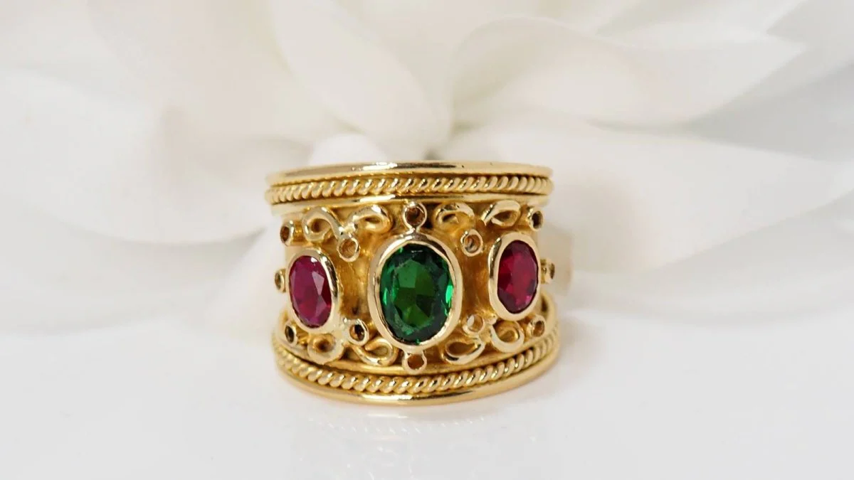 Bague en or jaune rubis et pierre verte