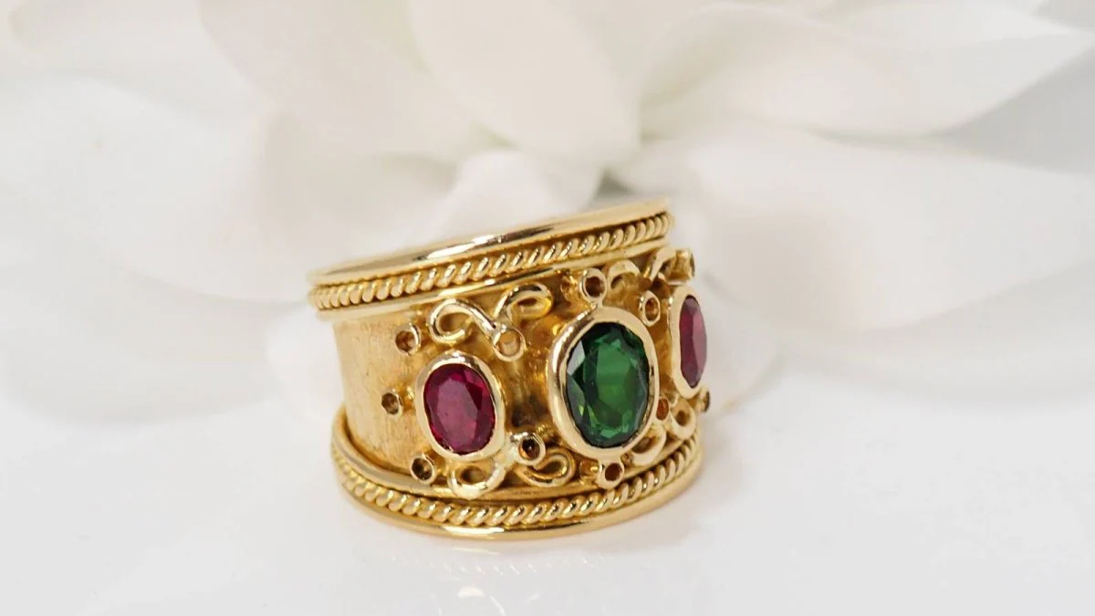 Bague en or jaune rubis et pierre verte - Image 3