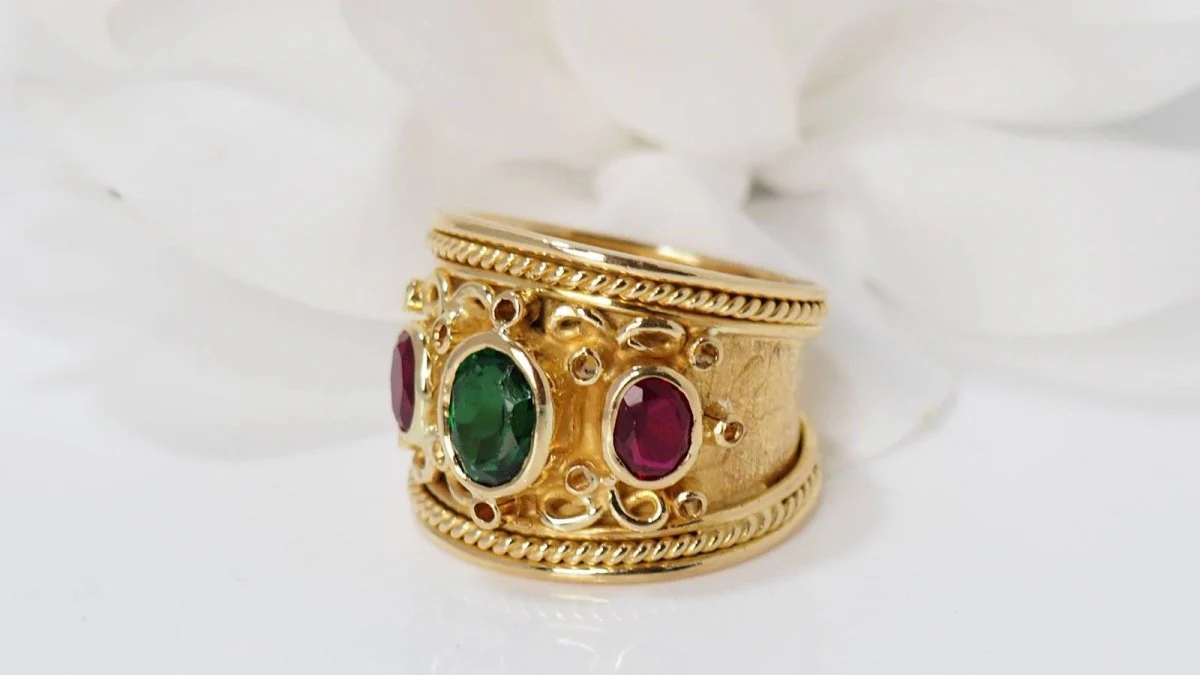 Bague en or jaune rubis et pierre verte - Image 4