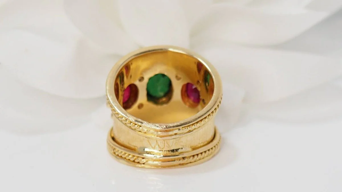 Bague en or jaune rubis et pierre verte - Image 5