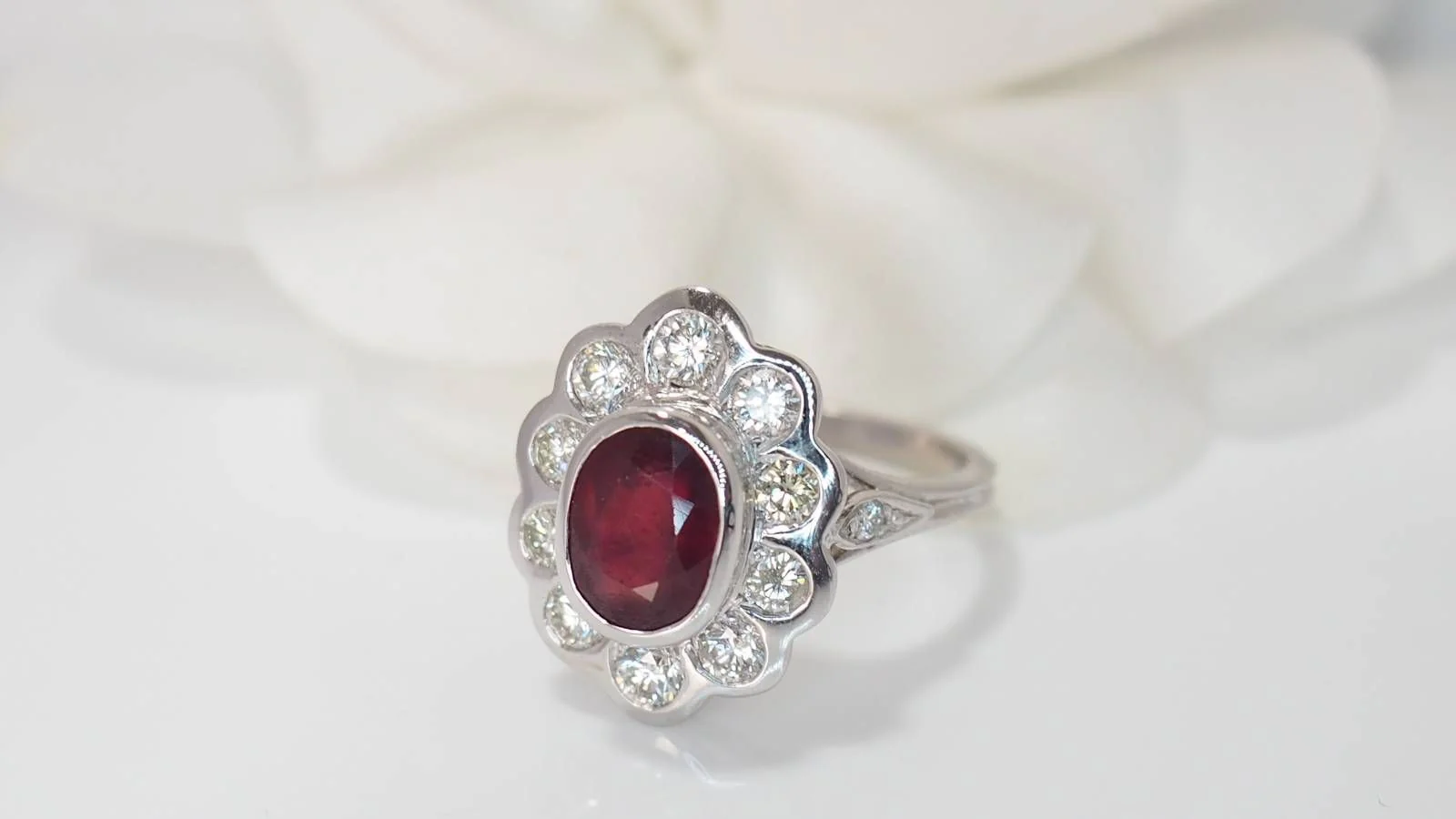 Bague entourage en or blanc, rubis et diamants - Image 6