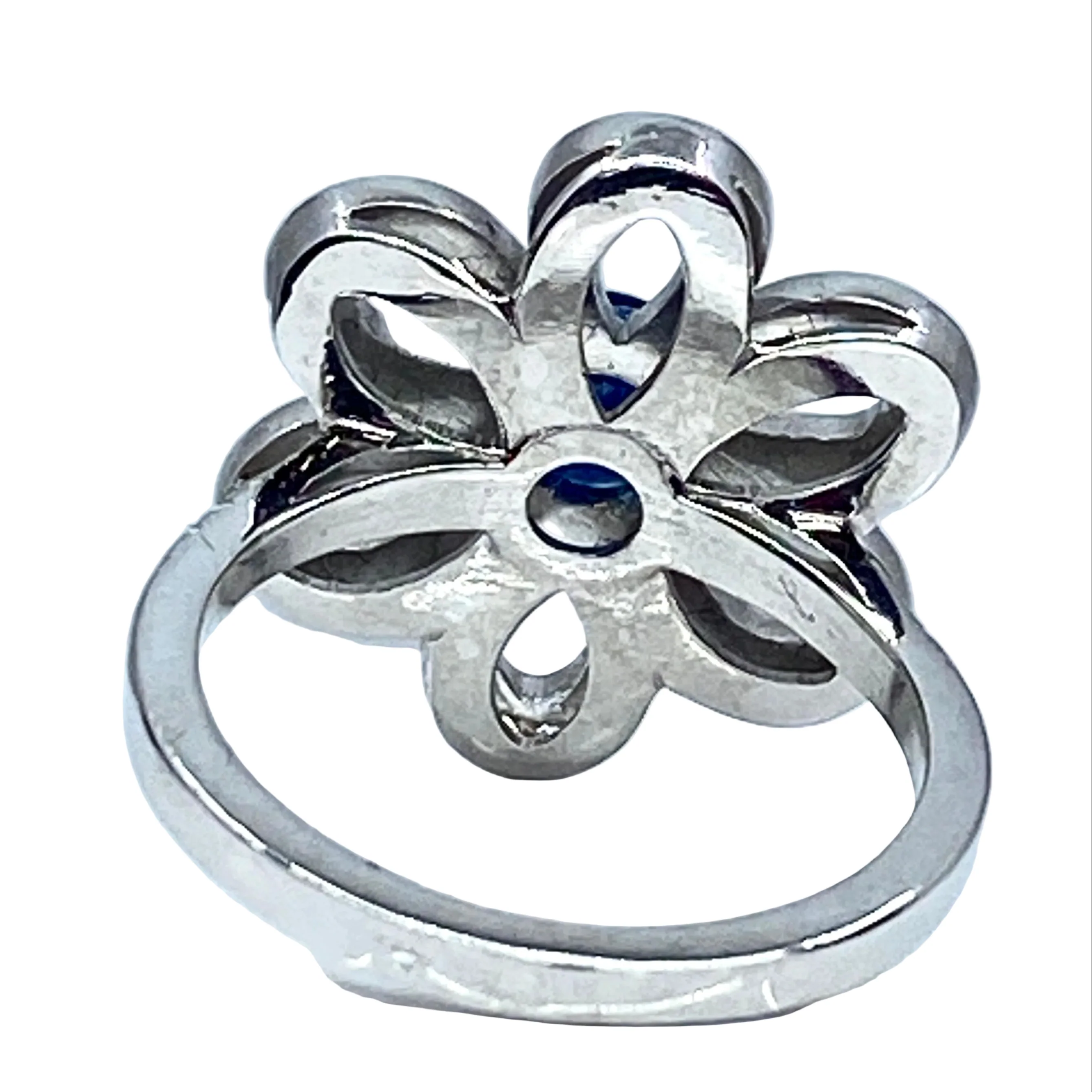 Bague Marguerite en or blanc, saphir et diamants - Image 5