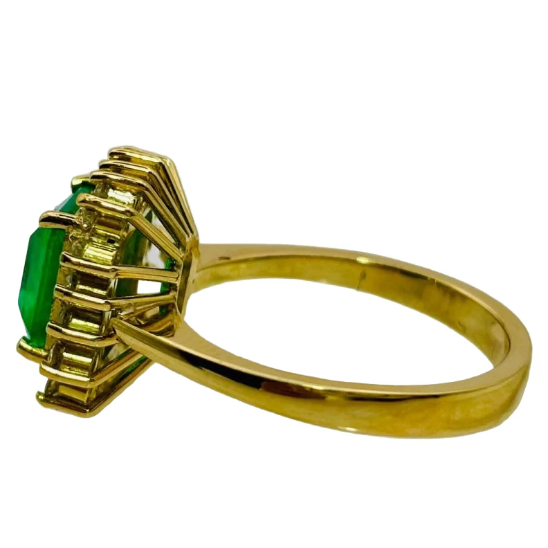 Bague Entourage en or jaune, émeraude et diamants - Image 2
