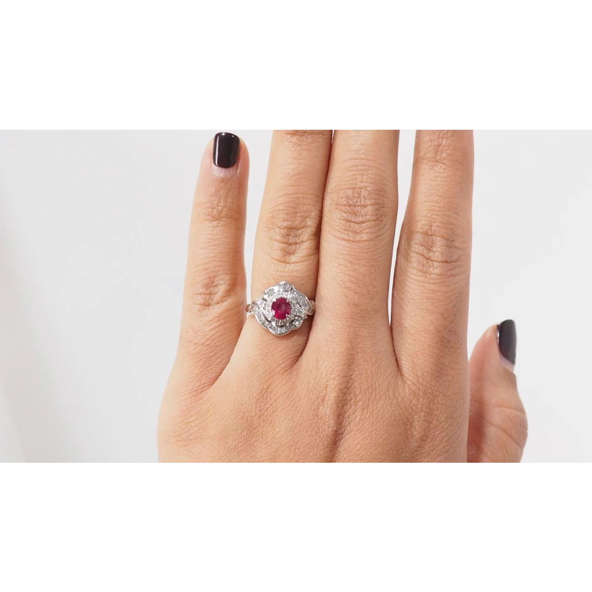 Bague entourage en platine, rubis ovale et diamants - Image 2