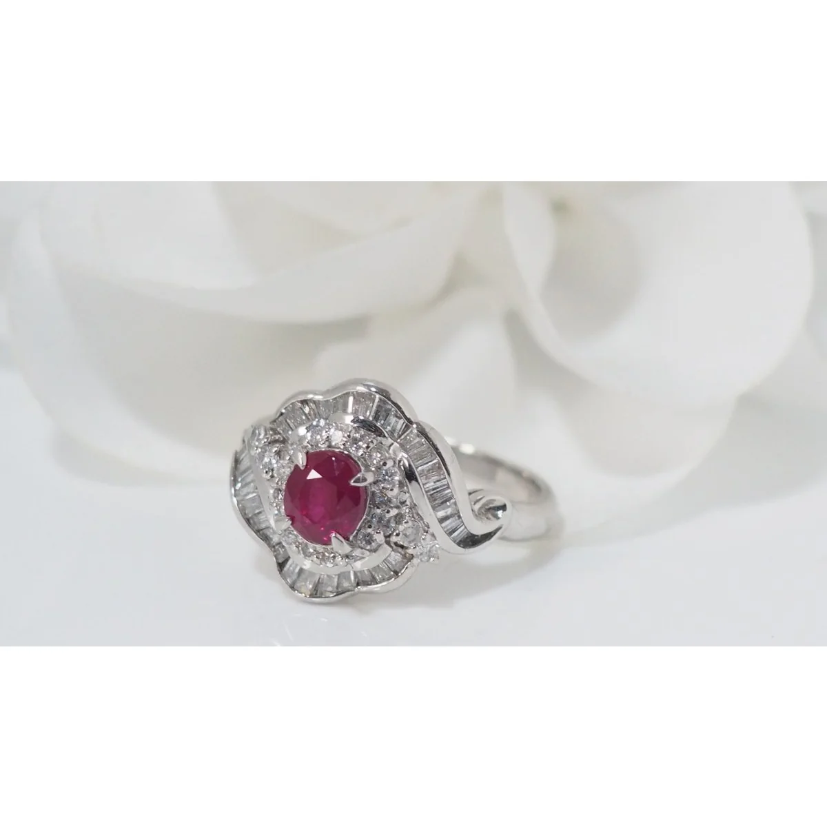 Bague entourage en platine, rubis ovale et diamants - Image 3