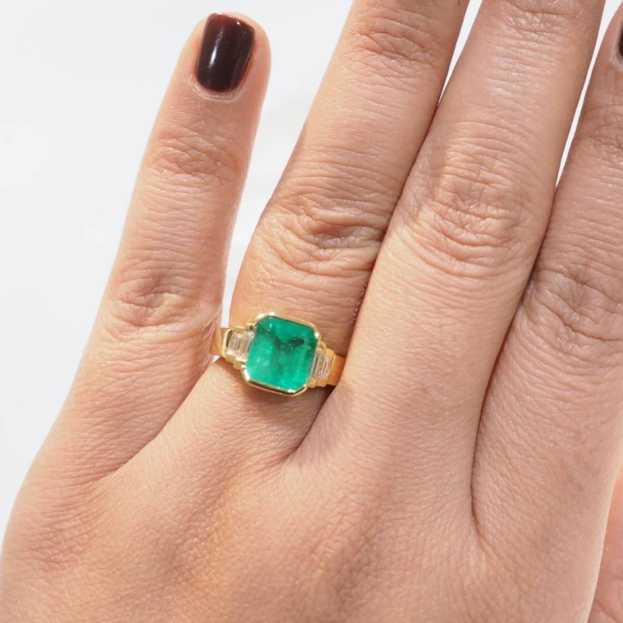 Bague en or jaune, émeraude, et diamants - Image 2