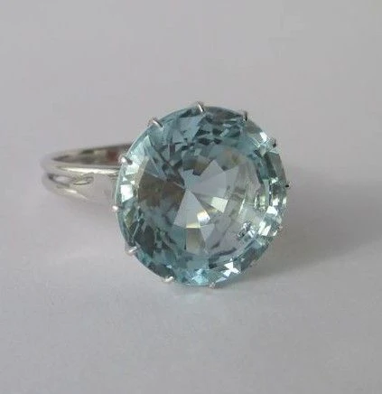 Bague solitaire en or blanc et aigue-marine