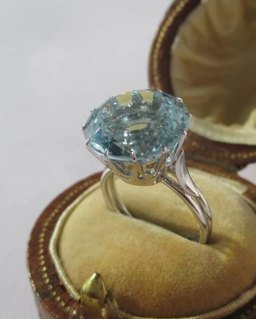 Bague solitaire en or blanc et aigue-marine - Image 11