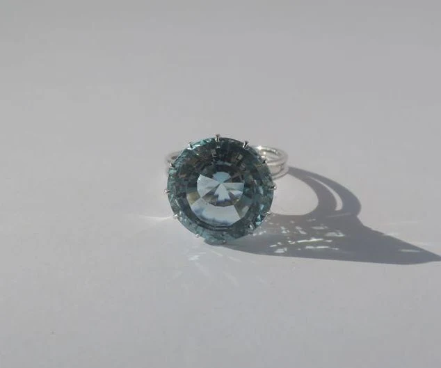 Bague solitaire en or blanc et aigue-marine - Image 3