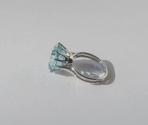 Bague solitaire en or blanc et aigue-marine - Image 4