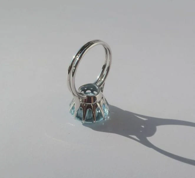 Bague solitaire en or blanc et aigue-marine - Image 6