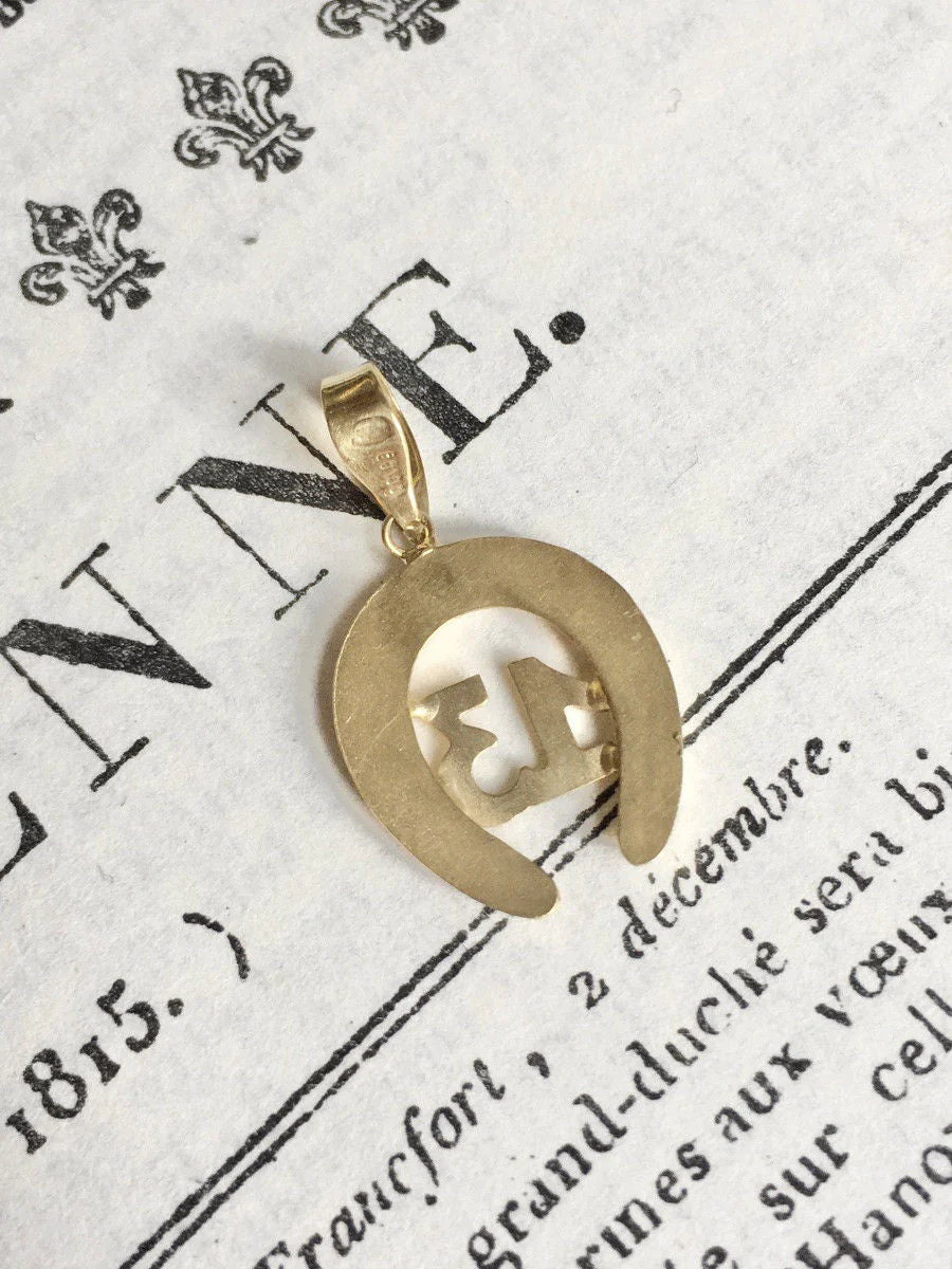 Pendentif en or jaune 18K en forme de fer à cheval - Image 11