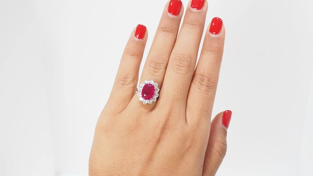 Bague entourage en platine, rubis et diamants - Image 2
