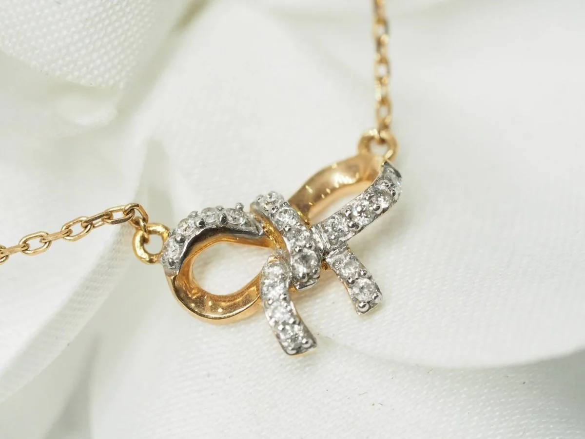 Collier avec motif nœud en or rose et diamants