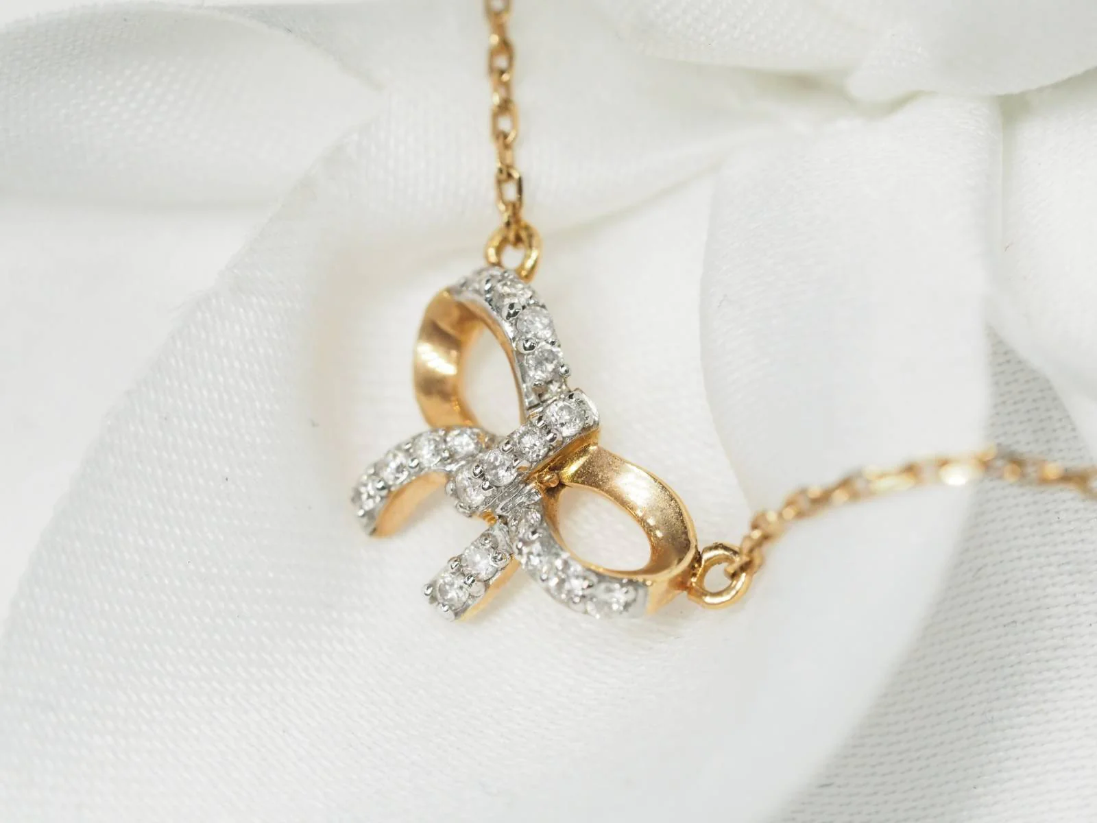Collier avec motif nœud en or rose et diamants - Image 3