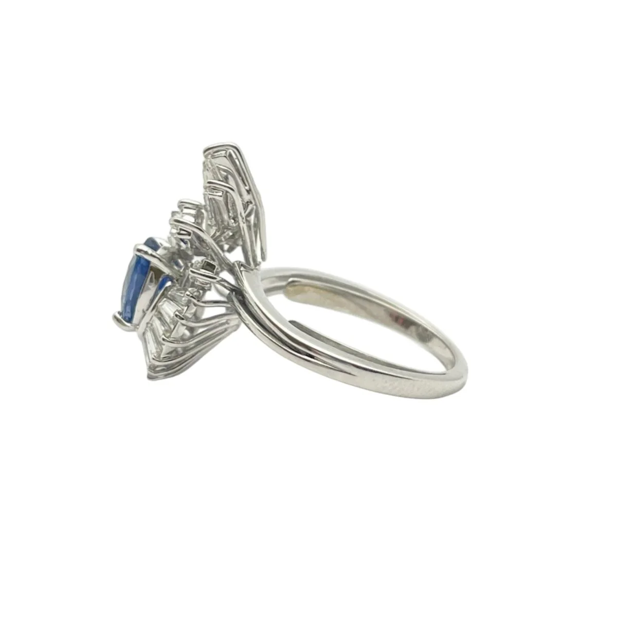 Bague Entourage en or blanc, saphir et diamants - Image 2