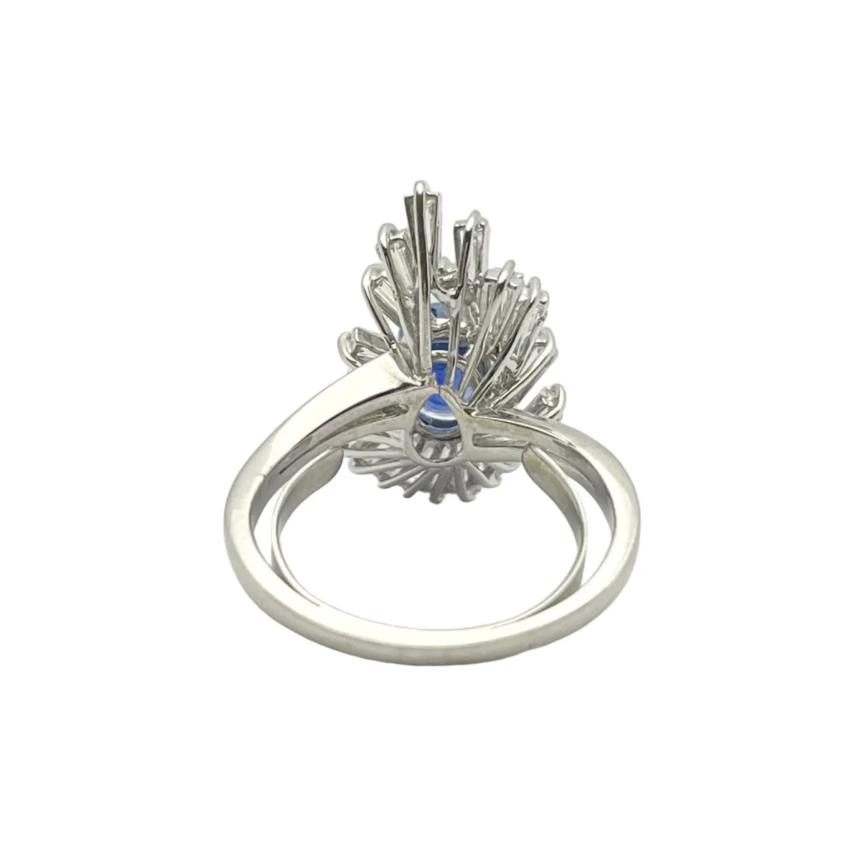 Bague Entourage en or blanc, saphir et diamants - Image 3