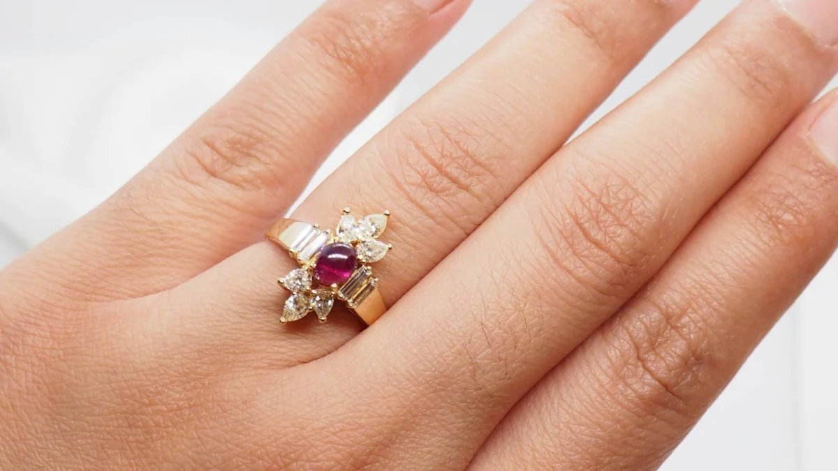 Bague fleur en or jaune, cabochon de rubis et diamants - Image 4