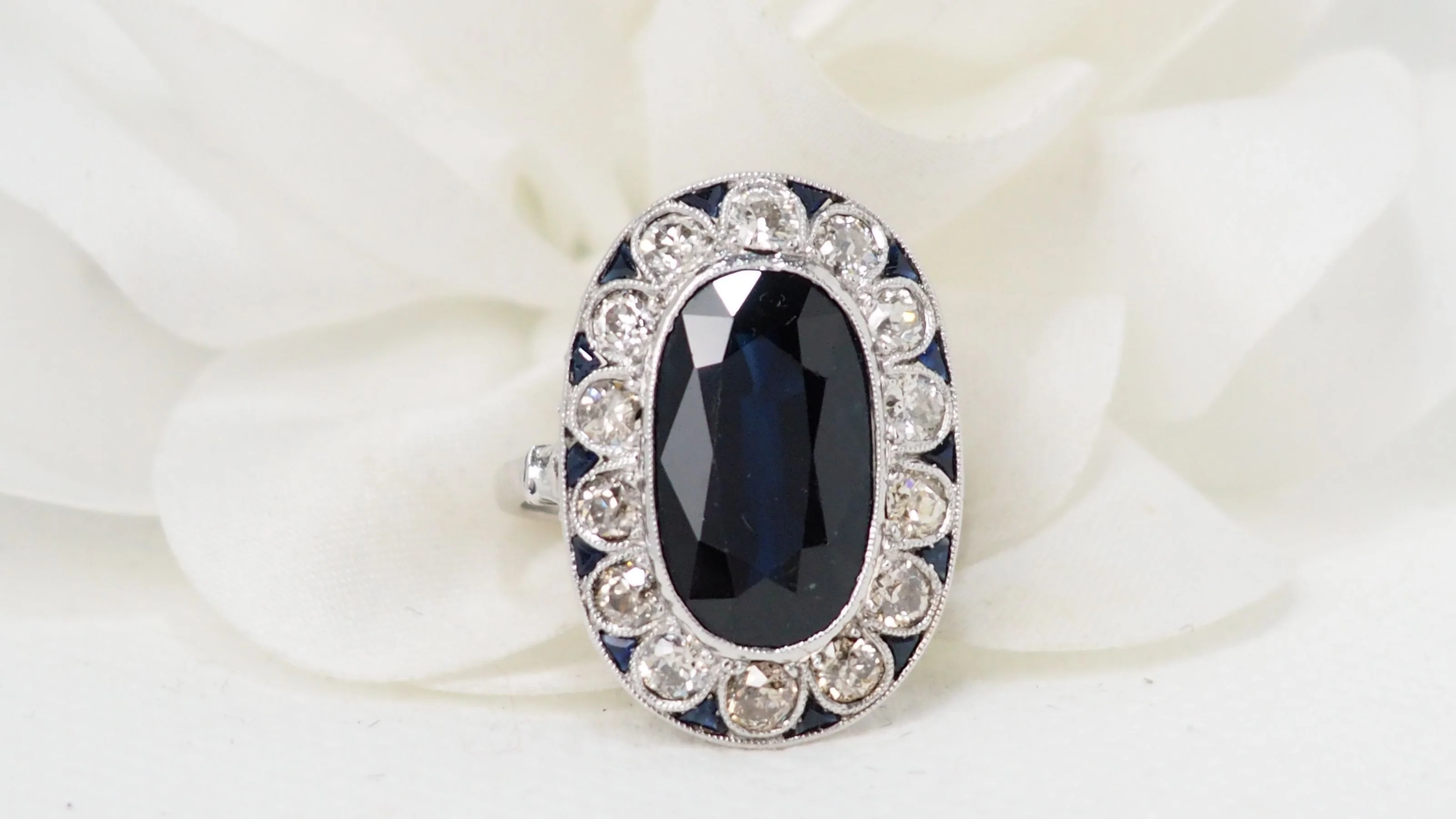 Bague pompadour en platine, saphir et diamants