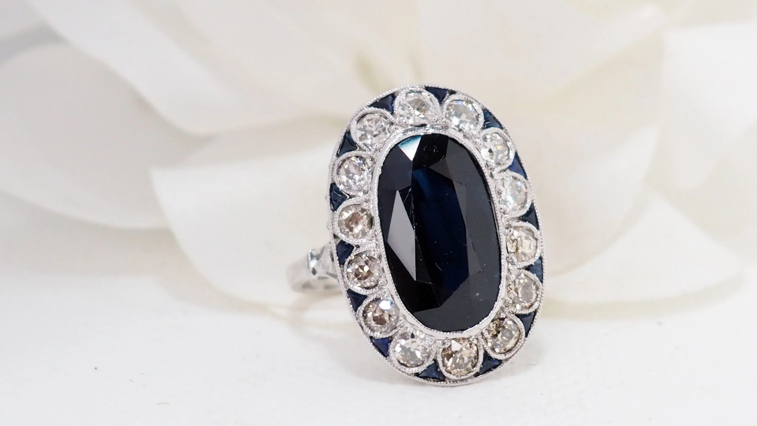 Bague pompadour en platine, saphir et diamants - Image 3